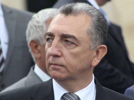 800-ə yaxın ziyalı Bakı merinə müraciət edib: “Bakının küçələrində Azərbaycan dilinə divan tutulur”