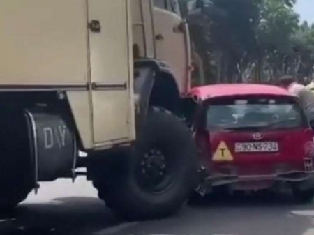 Bakıda təlim avtomobili hərbi maşının altına girdi: Avtomobildə qadınlar olub - FOTOLAR