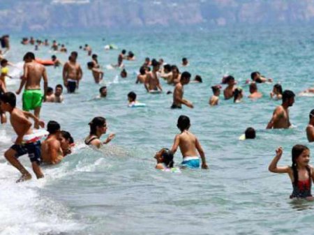 Novxanıda dostları ilə yeyib-içən ata 5 yaşlı oğlunu "dənizdə" unutdu - Bu da o anlar - VİDEO - FOTO