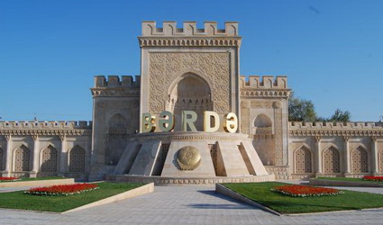 İcra başçısı Vidadi İsayev əlillər və şəhid ailələri üçün Bərdədə tikilən yaşayış binasının ərazisinini kimə satıb? - İDDİA