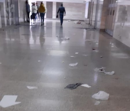 Metronun “Xalqlar Dostluğu” stansiyasının girişində məişət tullantıları qalaqlanıb - FOTO