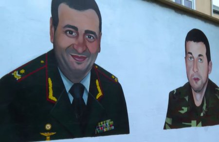 Qəhrəmanlarımızın şəkilləri Bakı küçələrinə həkk edildi - VİDEO