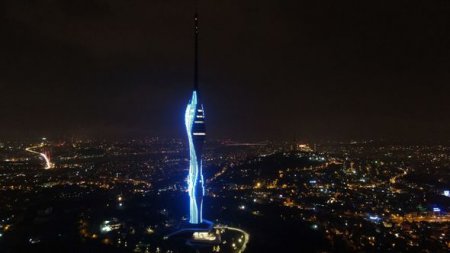 İstanbulda Televiziya və Radio Qülləsi üçrəngli bayrağımızın rənglərinə büründü - FOTO