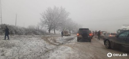 Qarlı hava Bakı-Şamaxı-Yevlax yolunu iflic etdi - FOTO