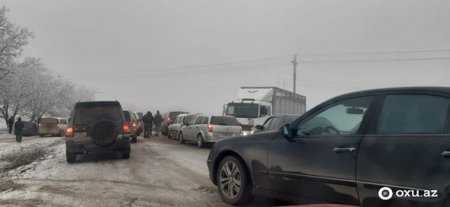 Qarlı hava Bakı-Şamaxı-Yevlax yolunu iflic etdi - FOTO