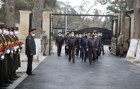 Müdafiə Nazirliyinin rəhbərliyi şəhidlərimizin məzarlarını ziyarət etdi 