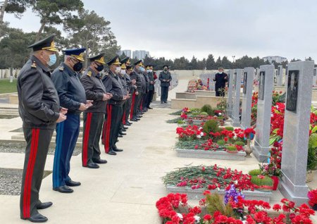 Müdafiə Nazirliyinin rəhbərliyi şəhidlərimizin məzarlarını ziyarət etdi