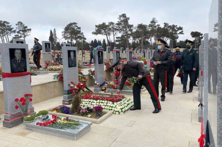 Müdafiə Nazirliyinin rəhbərliyi şəhidlərimizin məzarlarını ziyarət etdi 