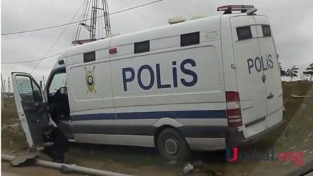 Bakıda məhbus daşıyan polis maşını qəzaya düşdü