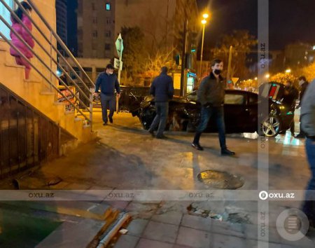 Bakıda idman avtomobili səkiyə çırpıldı - FOTO