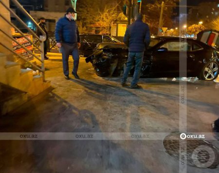 Bakıda idman avtomobili səkiyə çırpıldı - FOTO