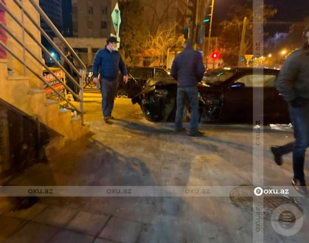 Bakıda idman avtomobili səkiyə çırpıldı - FOTO