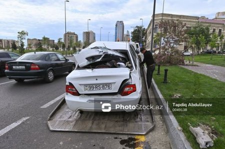 Yasamalda qəza, avtomobil parka aşdı - FOTO