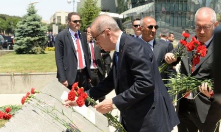 Türkiyə Prezidenti şəhidlərin xatirəsini ehtiramla yad edib - FOTO