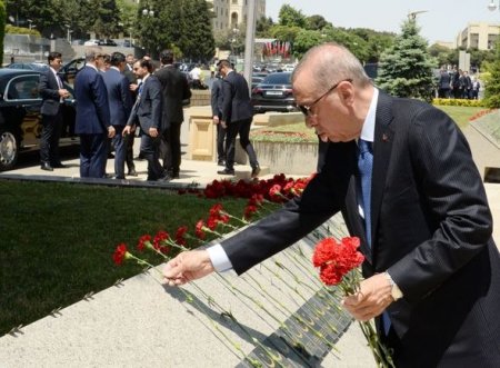 Türkiyə Prezidenti şəhidlərin xatirəsini ehtiramla yad edib - FOTO