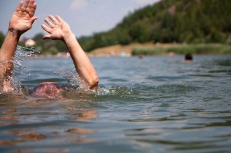 “Üzmək qadağandır!” nişanı ilə bitən məsuliyyət: “Ölüm” kanallarının kənarına niyə sədd çəkilmir? - FOTO