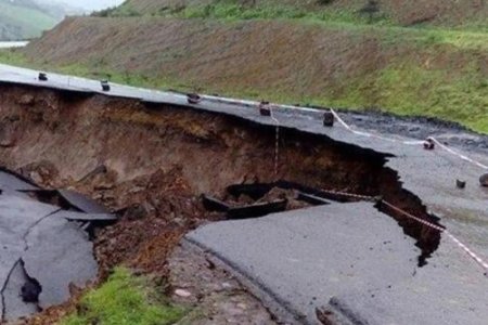 Lənkəranda torpaq sürüşməsi - 7 kəndi birləşdirən yol dağıldı - FOTO