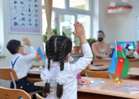 Birinci sinfə 100 minə yaxın şagird qəbul edilib
